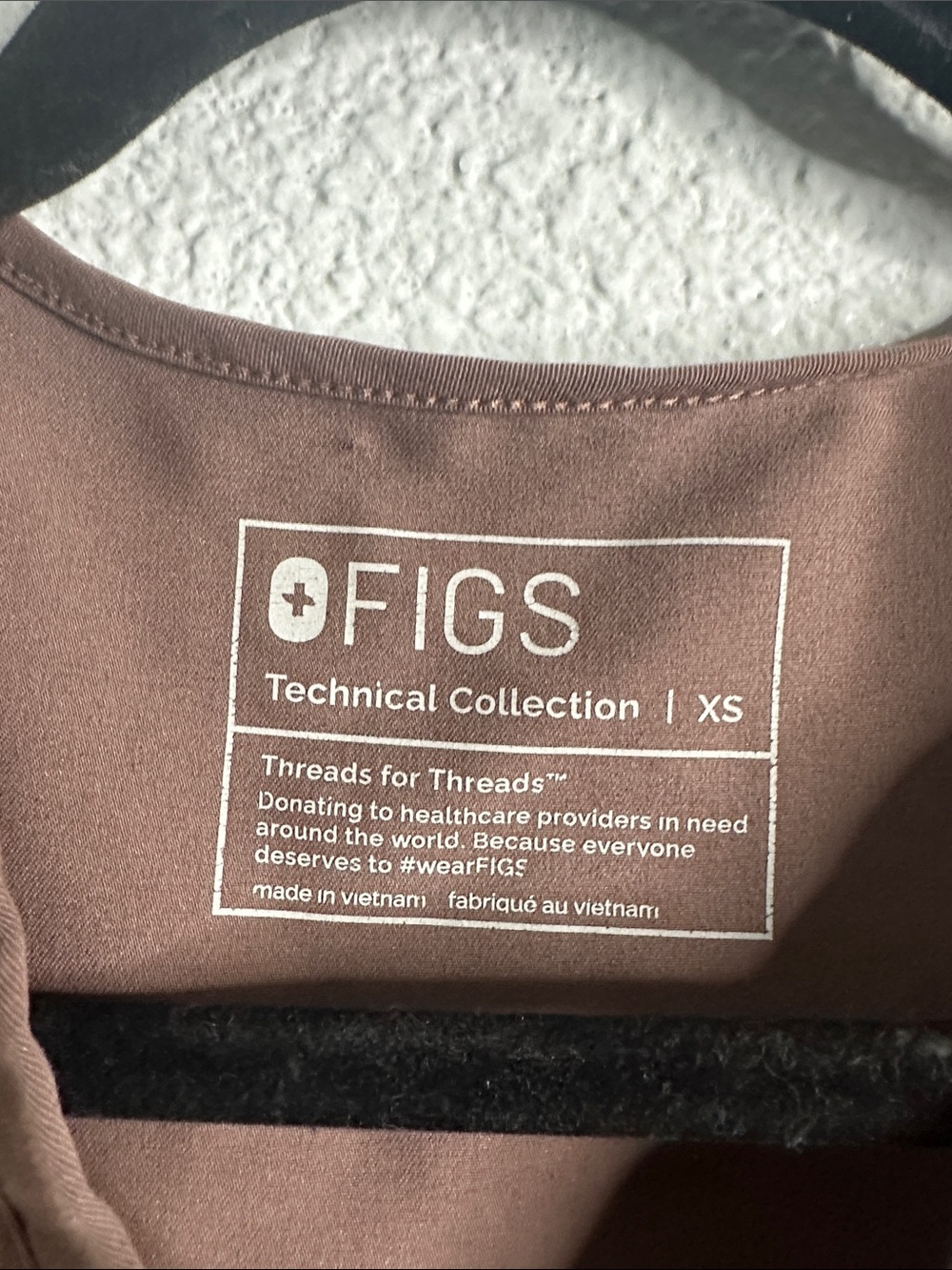 Figs V-Neck Scrub Top in Brownish pink taupe size XS - Picture 3 of 4